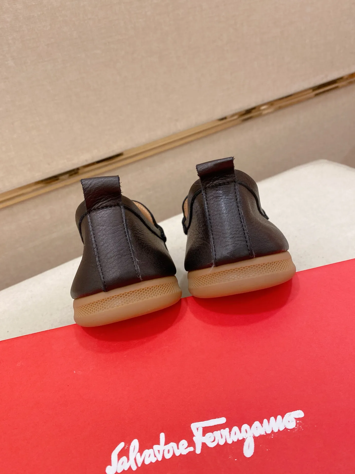 Factory price 500💰 Original Ferragamo men's shoes! The world's top brands...Luxury quality...//Fashion and high-end footwear 👍💪🏻...give you a low-key luxury comfort experience👍. The upper is made of pure Italian imported original cowhide and sweat-absorbent sheepskin lining. It is comfortable and breathable, high-end and classy... luxurious and noble!! .. OEM factory shipment [Hug] stall.. Original board. Welcome to taste..38--44.